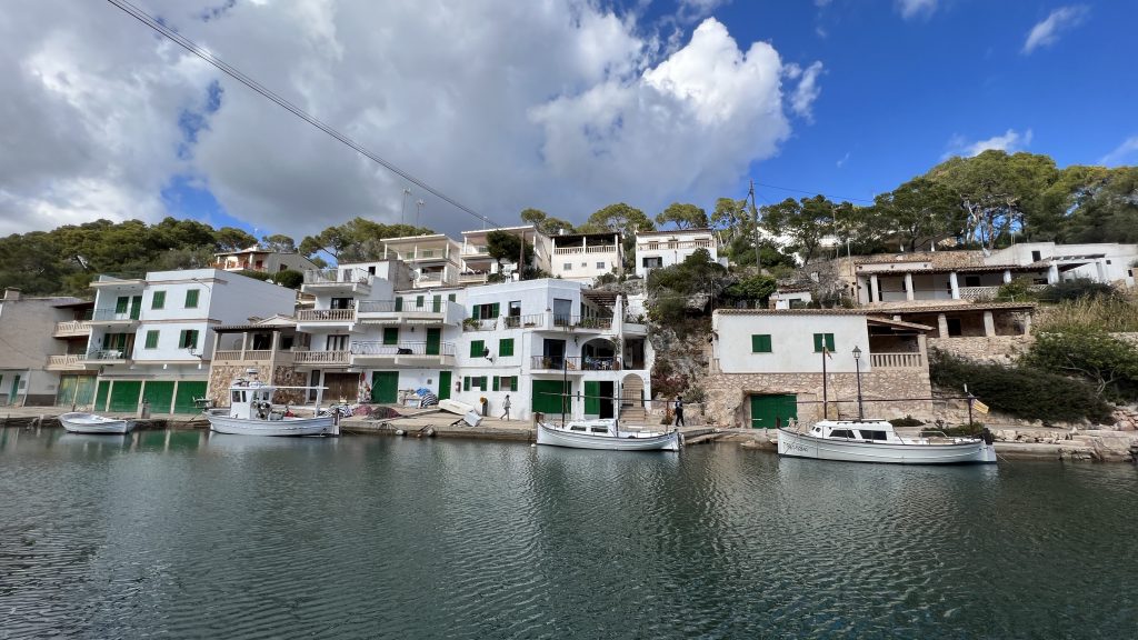 mediterrane Häuser direkt im Hafen