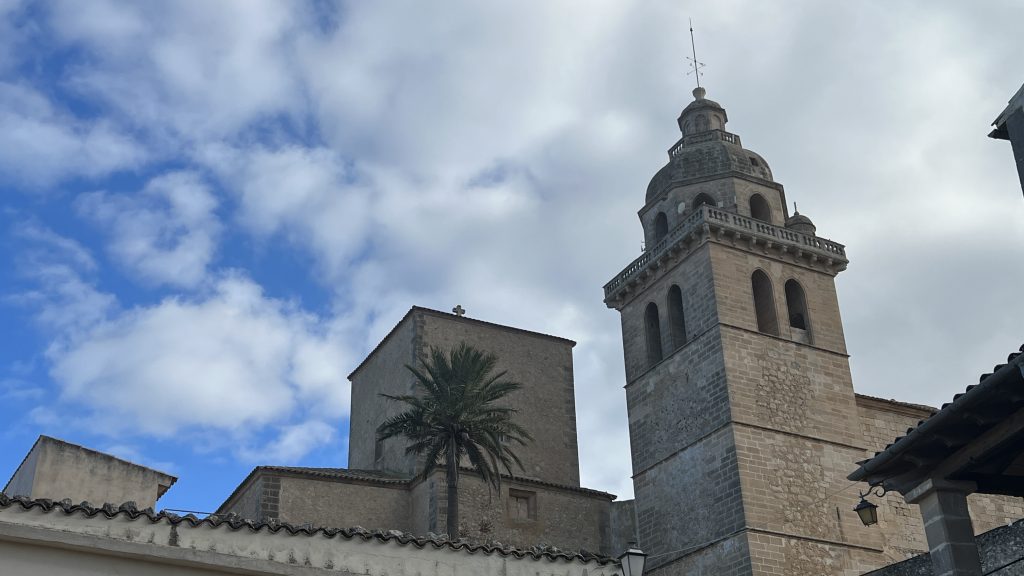Der Glockenturm der Sant Bartomeu Kirche in Montuïri