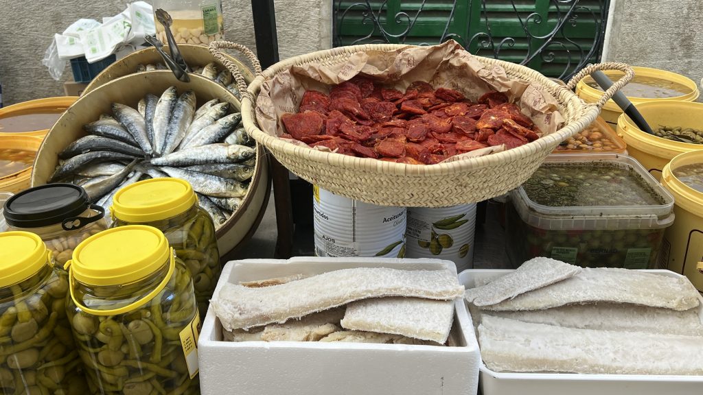 Eingelegte Tomaten und Getrockneter Fisch
