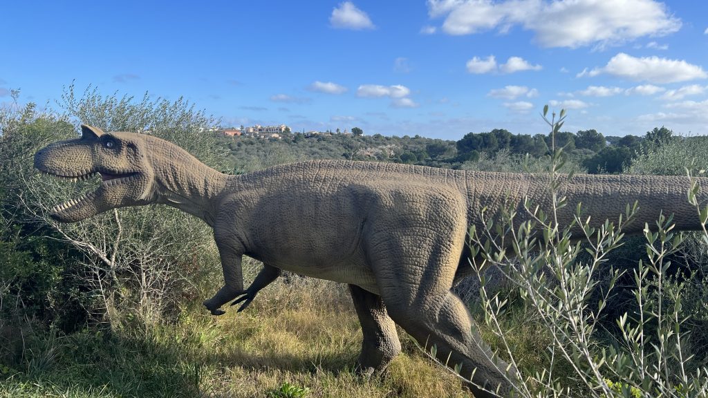 Große Dinosaurier in der Landschaft von Mallorca