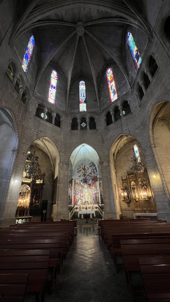Prunkvolle Kirche mit vergoldeten Altar
