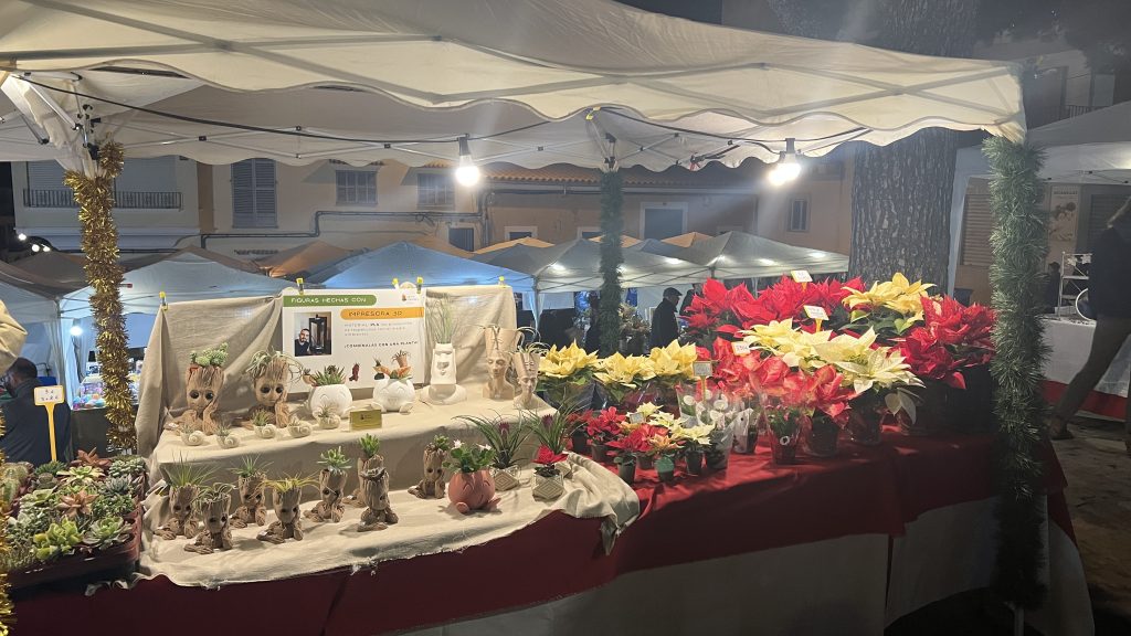 Pflanzen und Dekoartikel auf dem mallorquinischen Weihnachtsmarkt