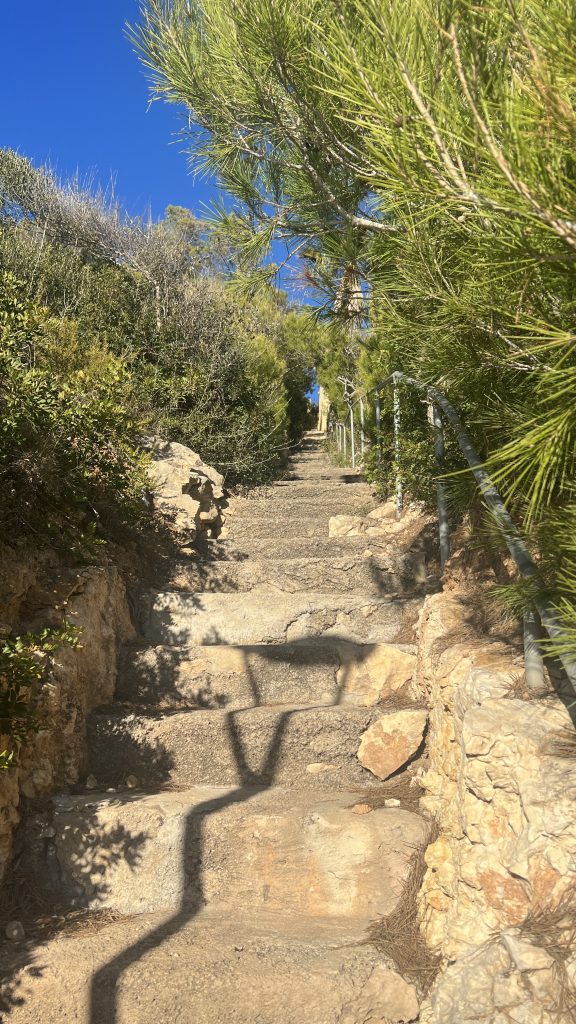 Steile Wege und Treppen
