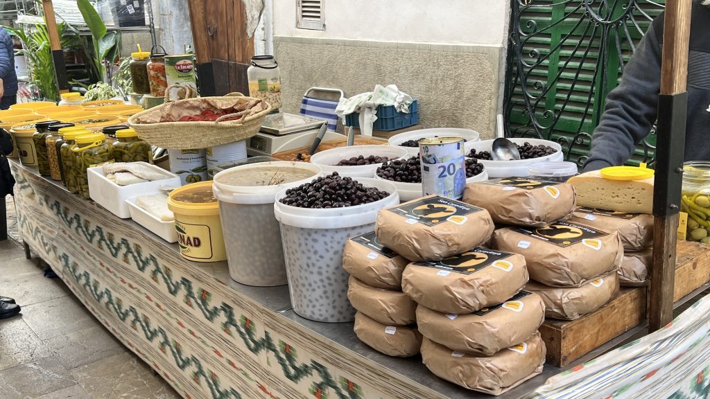 Oliven und Käse zum Wochenmarkt in Montuïri