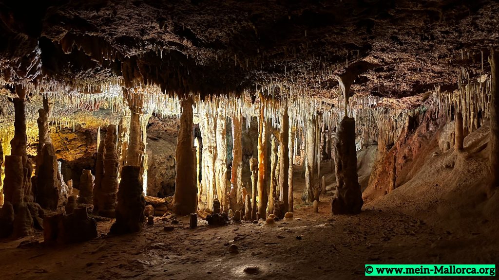 Stalaktiten und Stalagmiten treffen sich in Hams Caves