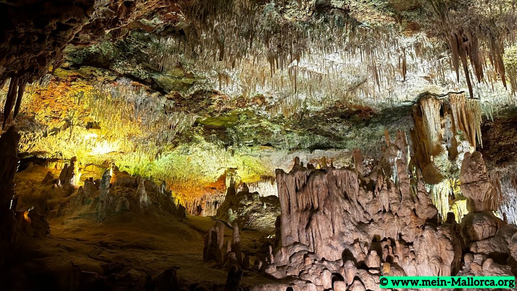 Stalaktiten und Stalagmiten in Hams Caves