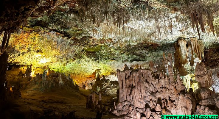 Stalaktiten und Stalagmiten in Hams Caves