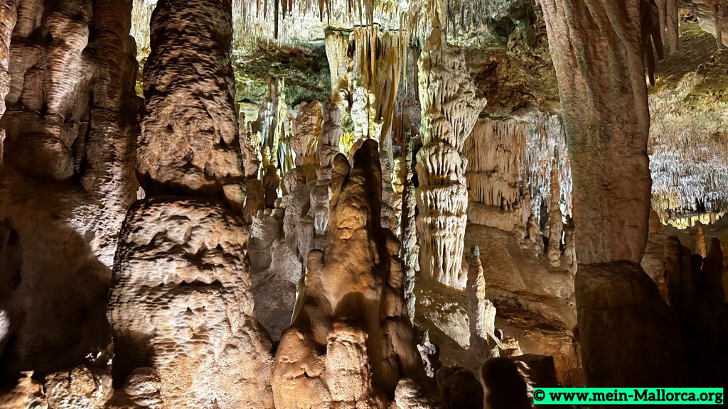 Stalaktiten und Stalagmiten in Hams Caves