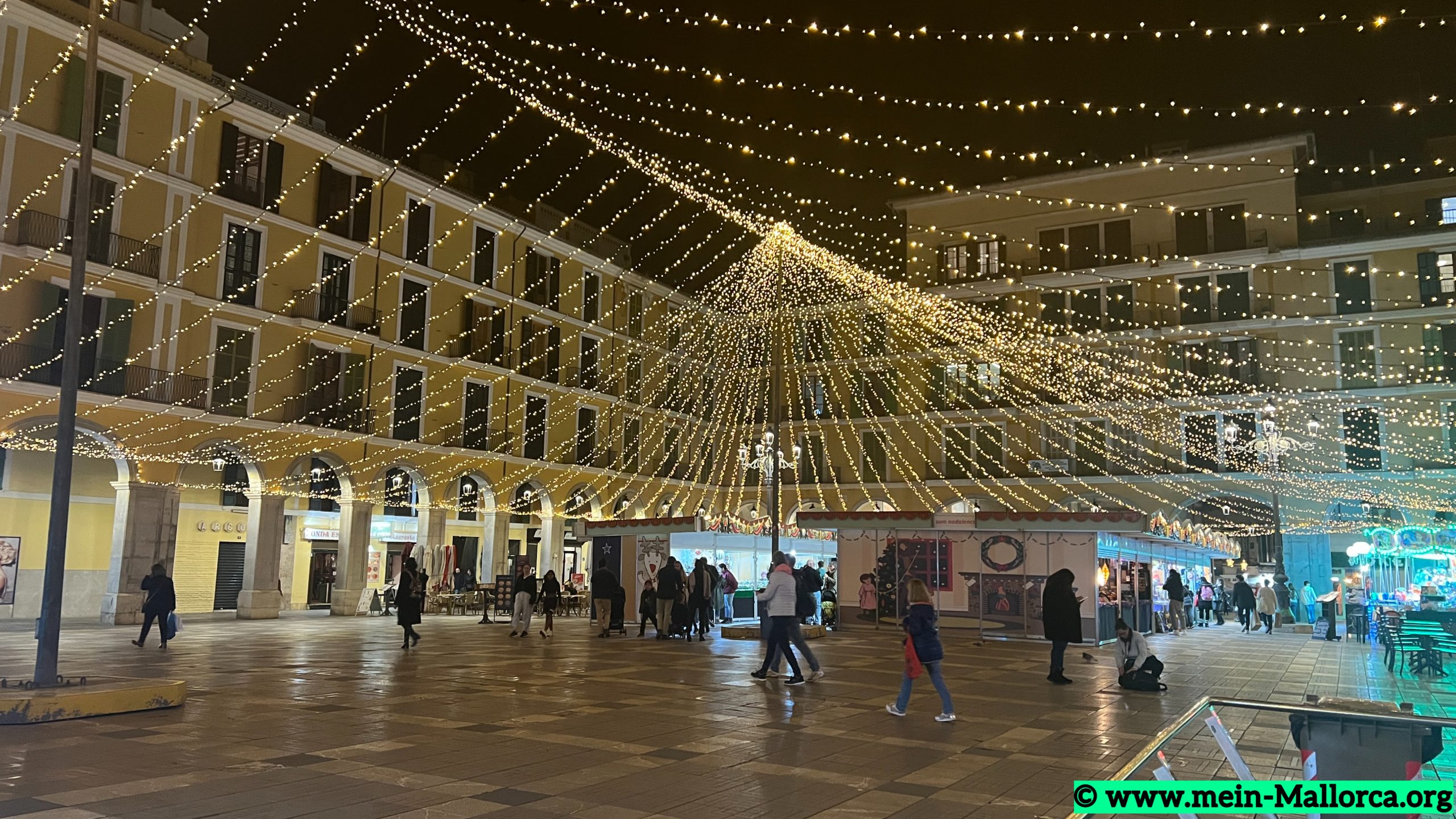Plaça Major mit weihnachtlicher Beleuchtung