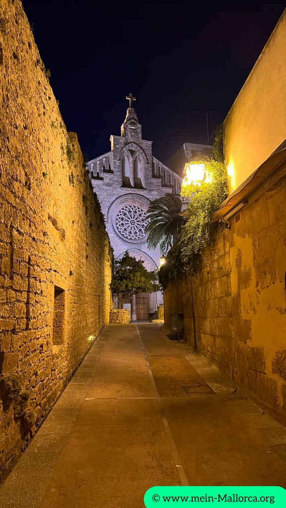 Spaziergang zur Sant Jaume Kirche in Alcudia