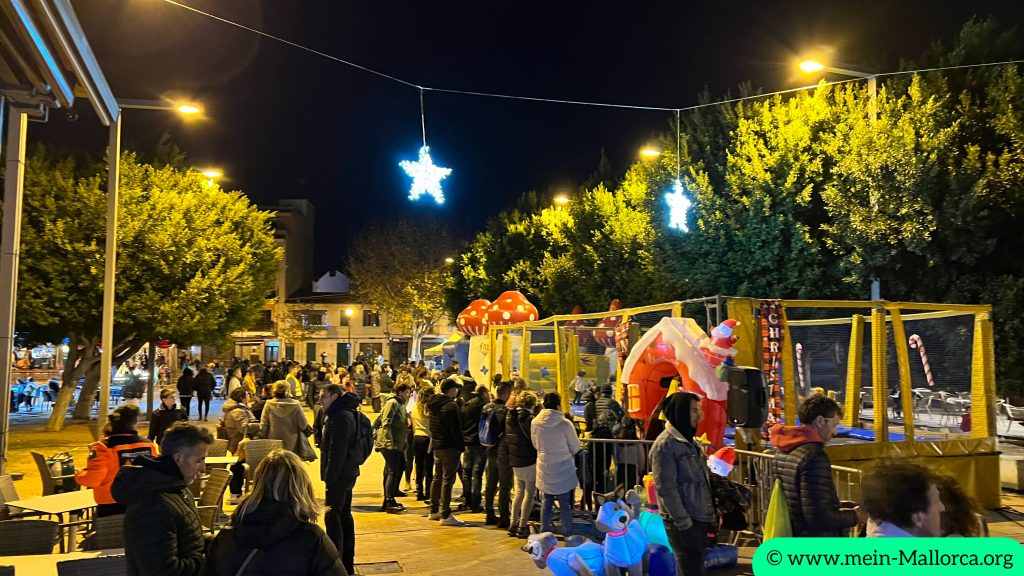 Hüpfburgen und Trampoline zauberten glückliche Kindergesichter beim Weihnachtsmarkt in Alcudia