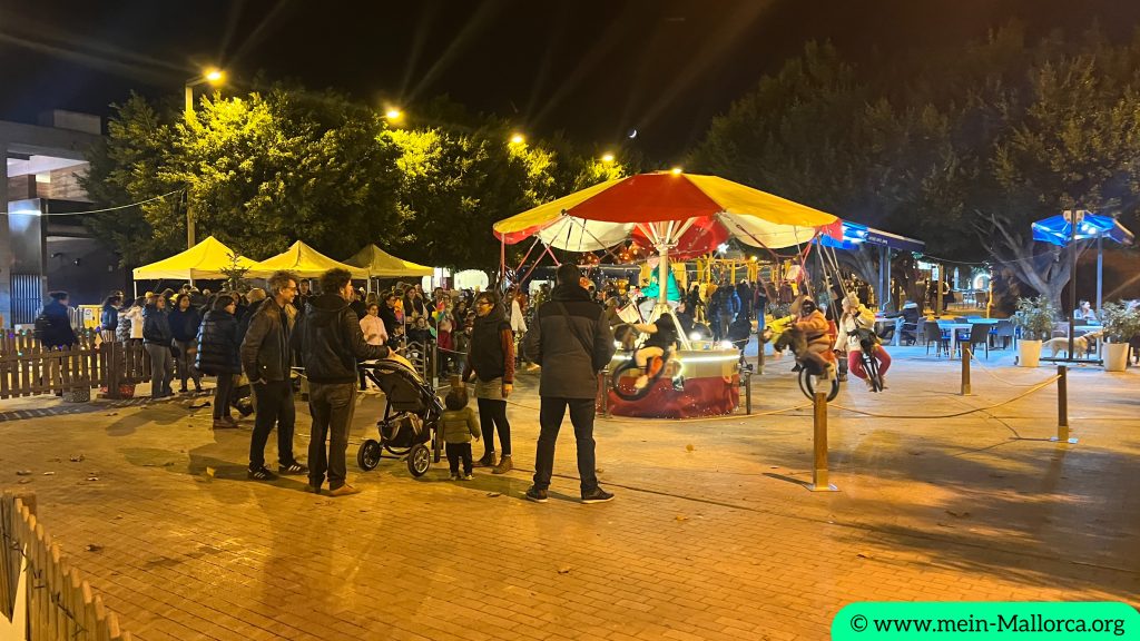 Kostenlose Fahrgeschäfte für die Kinder auf dem Weihnachtsmarkt in Alcudia