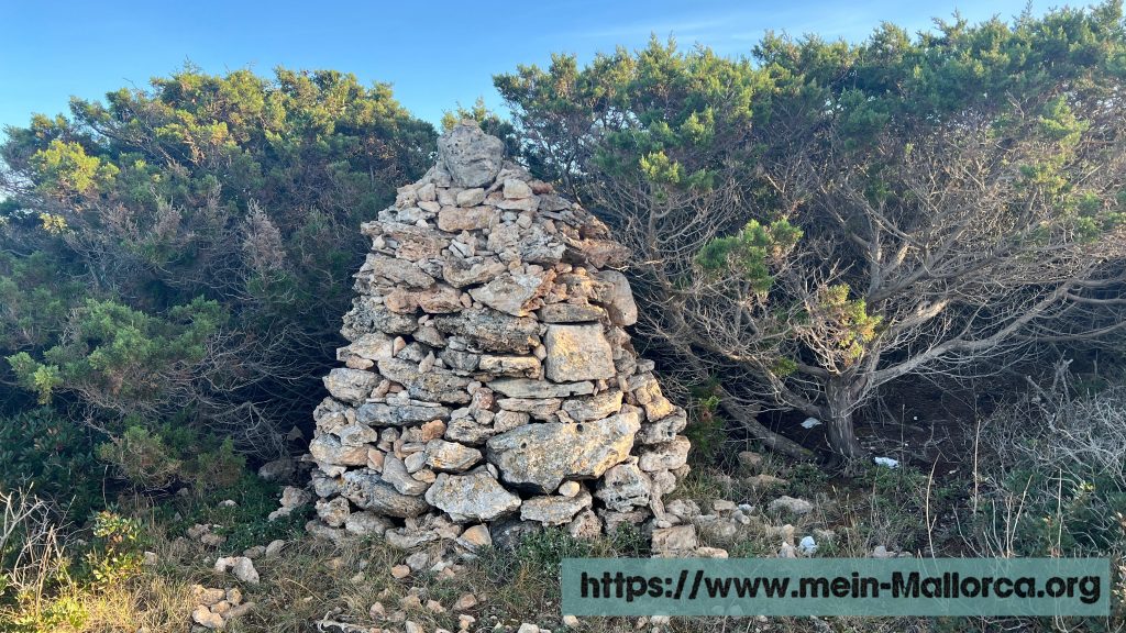 großer Steinhaufen in Cala Millor