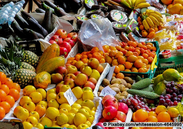 frisches Obst auf dem Wochenmarkt in Inca