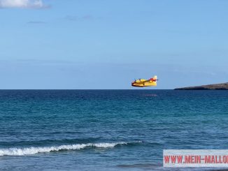 Löschflugzeuge tanken am Strand von Cala Millor