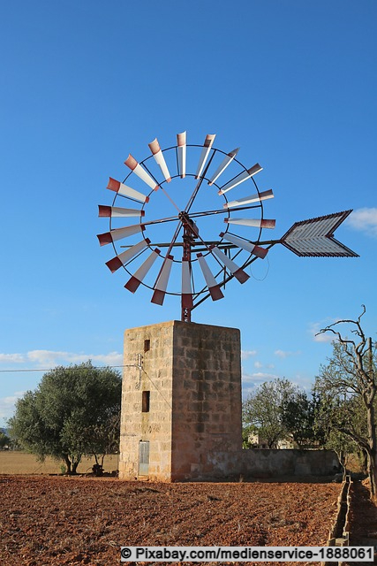 Windmühle auf einem Acker
