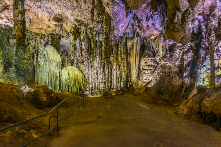 Farbig beleuchtete Stalaktiten und Stalagmiten in den Tropfsteinhöhlen von Artà auf Mallorca.