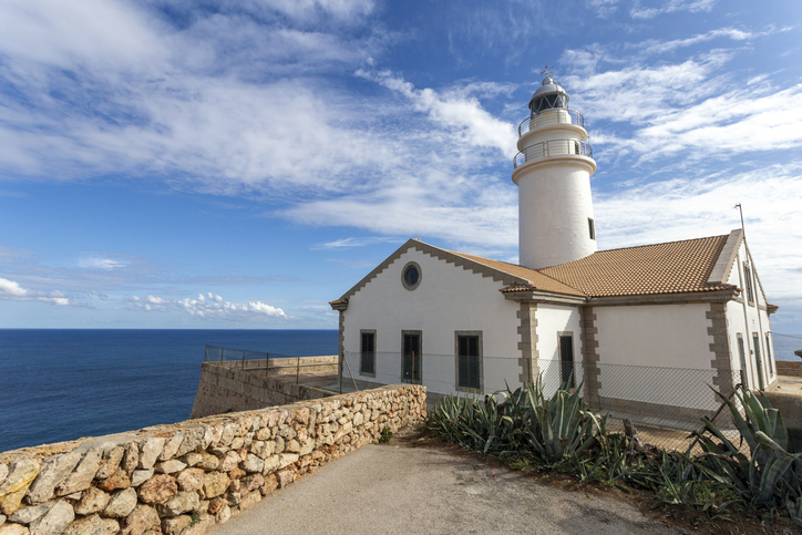 Far de Capdepera – weißer Leuchtturm auf einem Felsvorsprung über dem Meer an Mallorcas Ostküste.