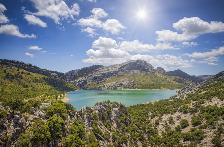Panoramablick auf den Cúber-Stausee mit Bergen im Hintergrund auf Mallorca.
