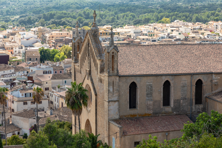 Die gotische Pfarrkirche Transfiguració del Senyor erhebt sich über die Dächer von Artà auf Mallorca.