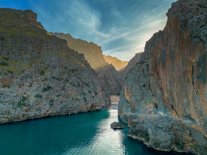 Felsige Schlucht Torrent de Pareis mit Zugang zum Meer und malerischem Sonnenlicht auf Mallorca.