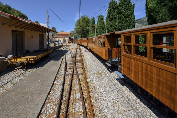 Mit dem Tren de Sóller durch Mallorcas Bergwelt – Nostalgie, Ausblick und gemütliches Reisen