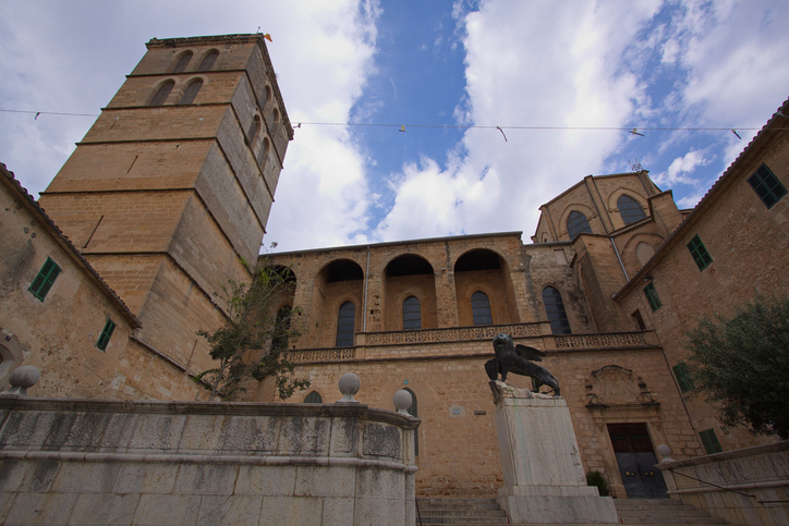 Blick auf die gotische Kirche Santa Maria in Sineu mit dem markanten Löwen-Denkmal im Vordergrund