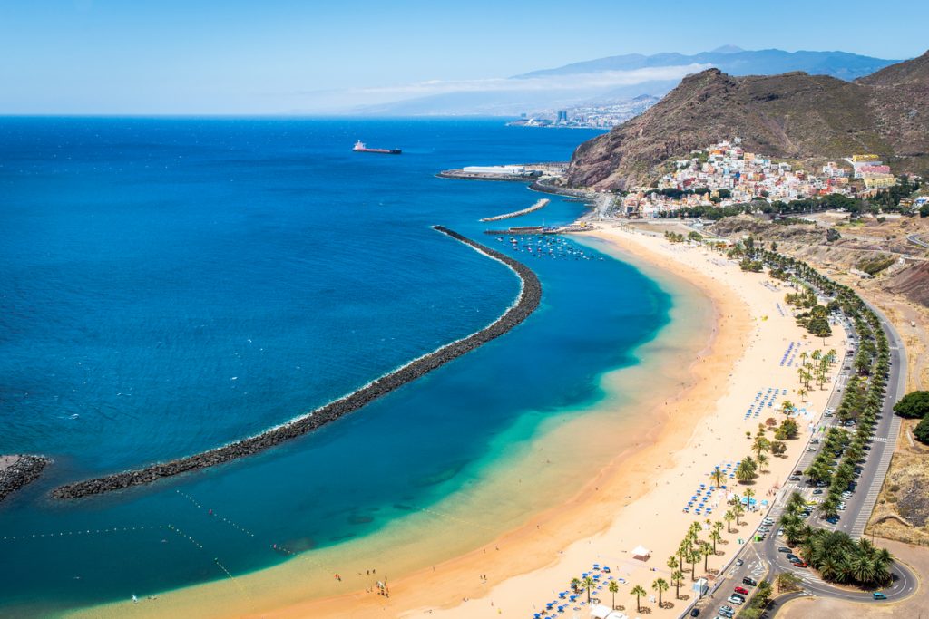 Blick auf den Strand von Las Teresitas mit goldenem Sand, Palmen und türkisblauem Wasser nahe Santa Cruz de Tenerife.
