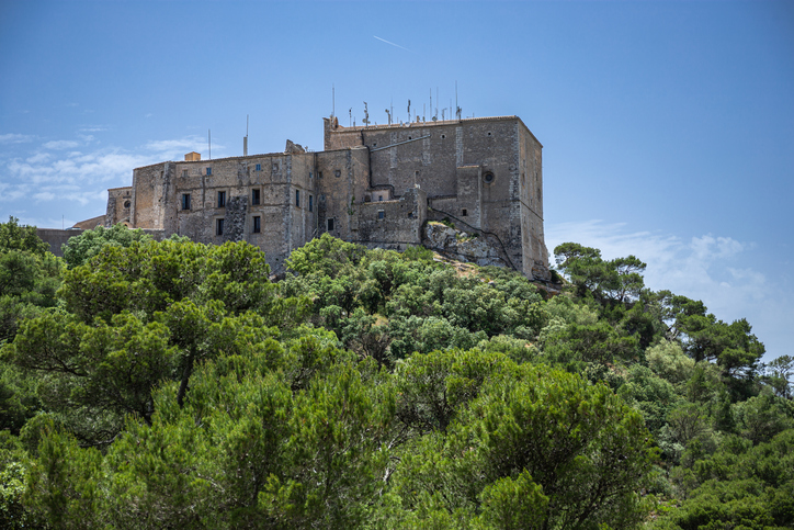 Klosteranlage Sant Salvador auf dem bewaldeten Gipfel des Puig de Sant Salvador bei Felanitx auf Mallorca