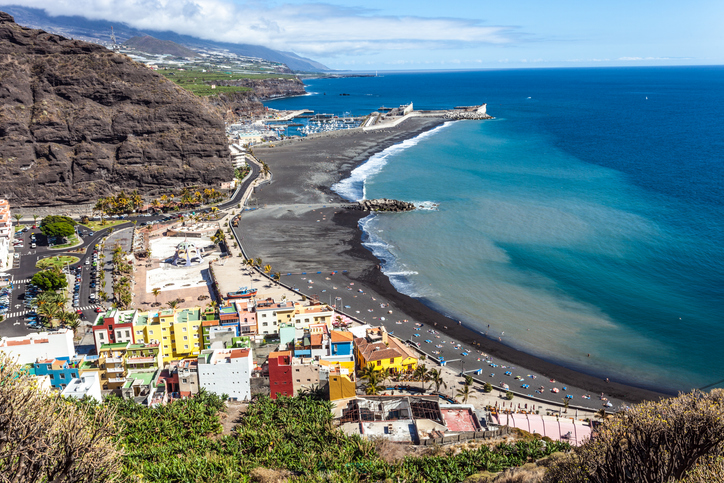 Panoramablick auf den Strand und den Hafen von Puerto de Tazacorte auf La Palma mit bunten Häusern im Vordergrund