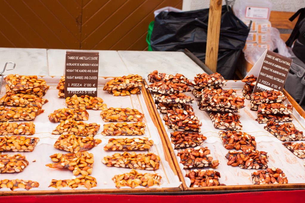 Traditioneller Mandel-Nougat, angeboten auf dem Wochenmarkt in Porreres, Mallorca.