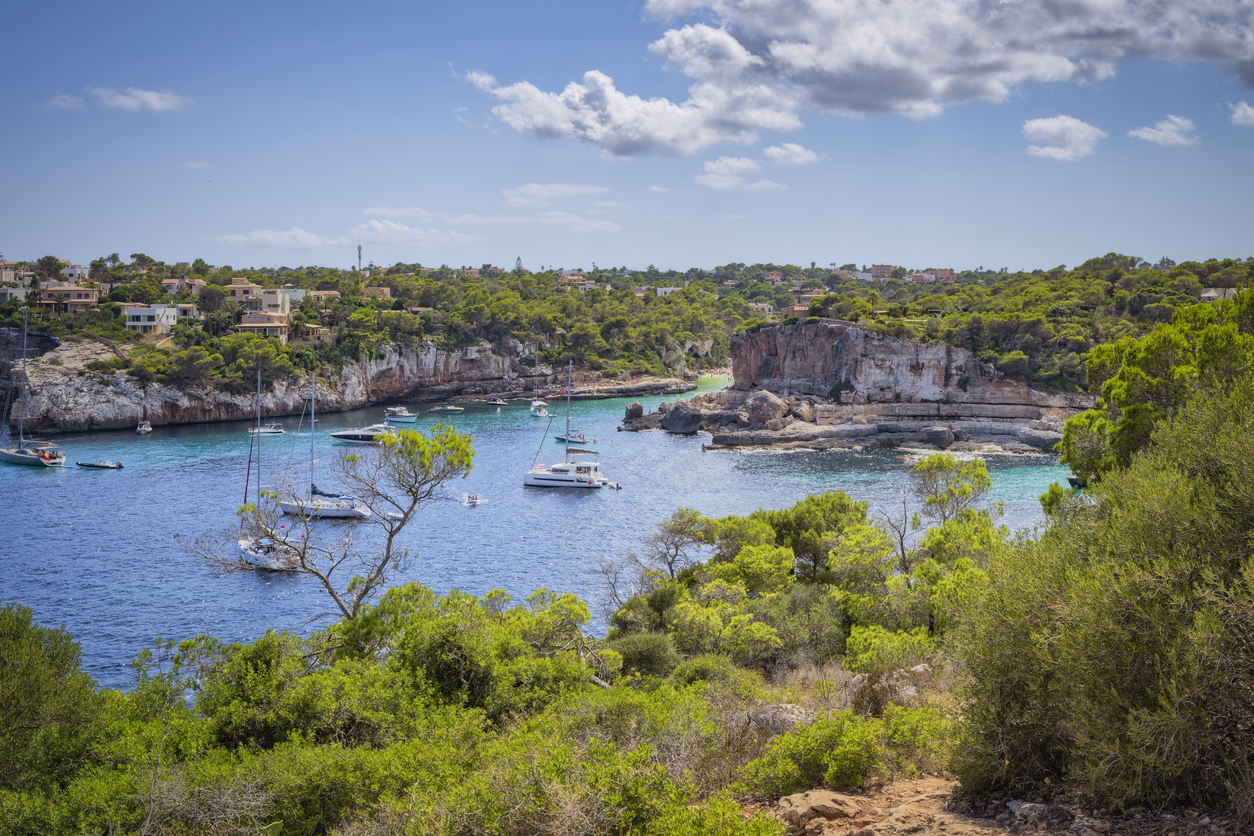 Cala Llombards – Kiefern, Felsen, feiner Sand und klares Wasser im Südosten Mallorcas