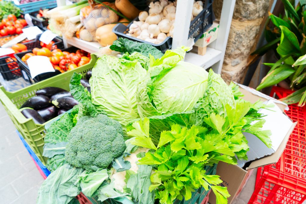 Frisches Gemüse wie Brokkoli, Kohl, Auberginen und Sellerie auf dem Wochenmarkt in Sóller, Mallorca.