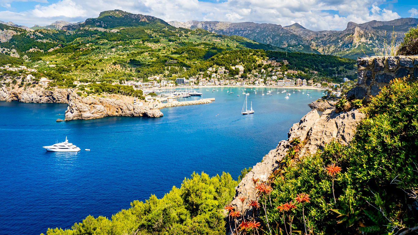 Port de Sóller – lebendiger Küstenort mit Bergblick, Straßenbahn und mediterranem Alltag am Wasser