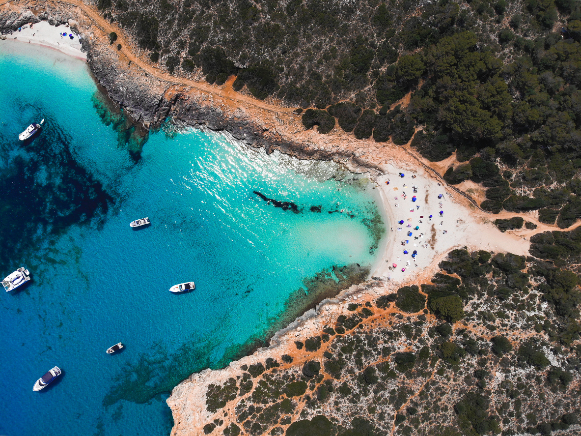 Cala Varques auf Mallorca – naturbelassene Bucht mit Felsbogen, ruhigen Ecken und klarem Wasser