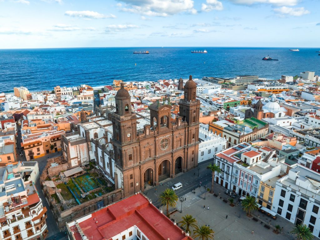 Luftaufnahme der Kathedrale Santa Ana im historischen Viertel Vegueta in Las Palmas de Gran Canaria mit Blick auf den Atlantik.
