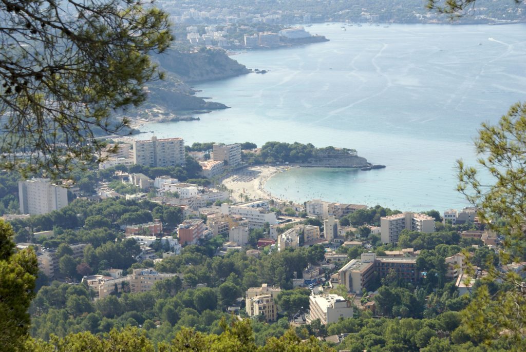 Panorama von Peguera auf Mallorca mit Strand, Hotels und Blick auf die Küstenlinie.