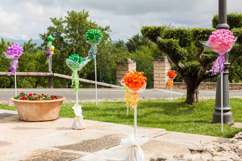 Kreative Blumen- und Balloninstallationen in kräftigen Farben bei einem Frühlingsfest in Costitx auf Mallorca