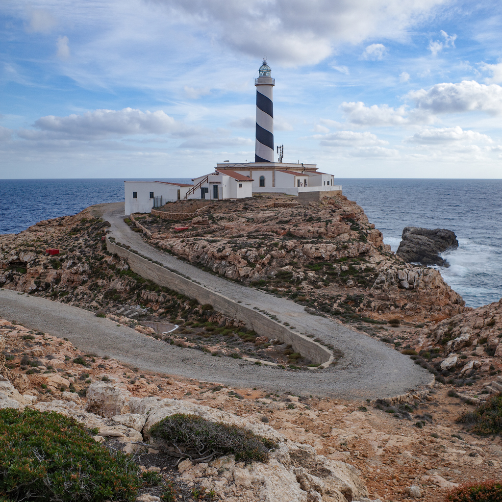Leuchtturm auf einer felsigen Landzunge am Meer – Faro de Cala Figuera, Mallorca