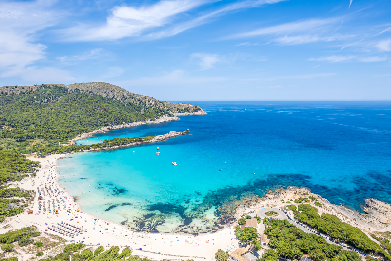 Cala Agulla auf Mallorca – Kiefern, Dünen, klares Wasser und kurze Wege