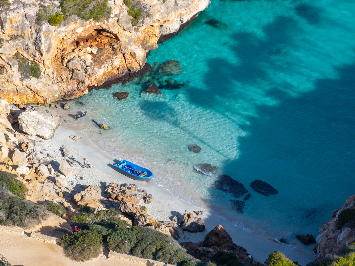 Caló des Moro – kleine Naturbucht mit türkisfarbenem Wasser und großem Andrang im Sommer