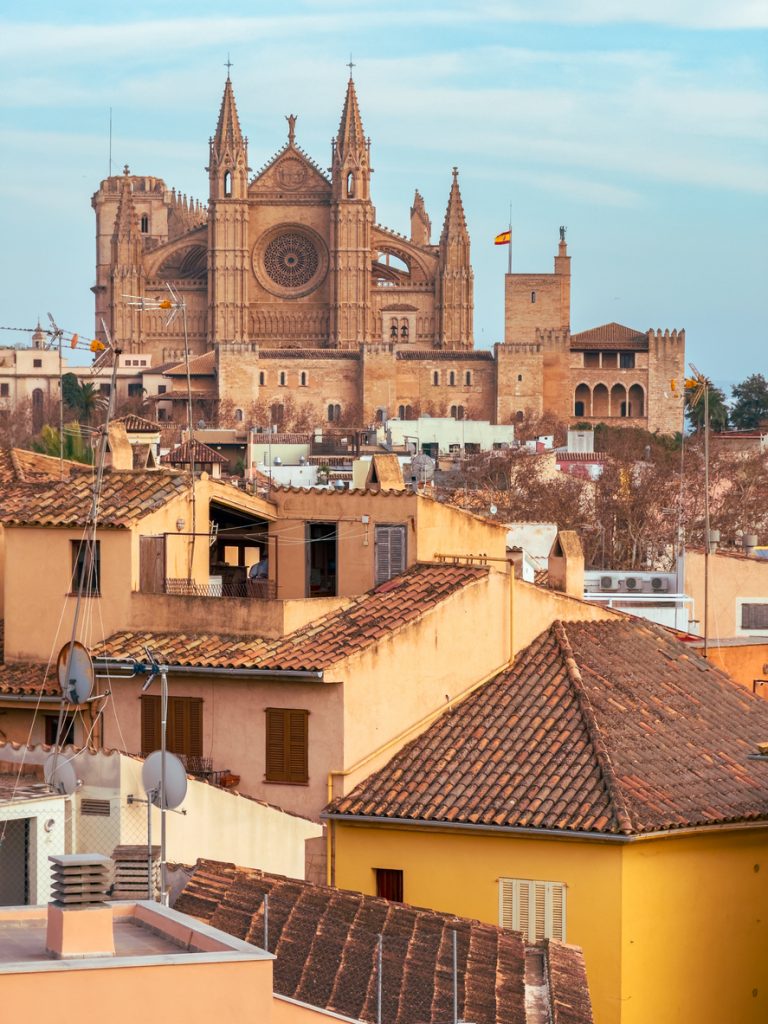 Blick über die Dächer von Palma mit der Kathedrale La Seu im Hintergrund auf Mallorca.