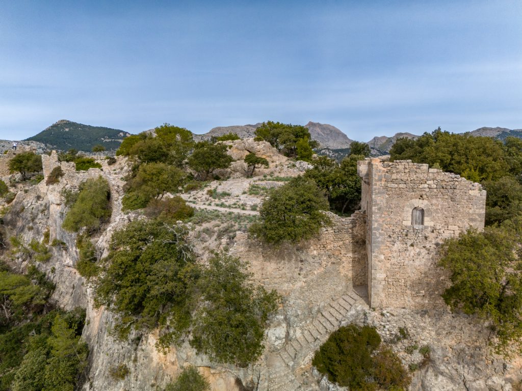 Luftaufnahme der Ruinen des Castell d’Alaró auf einem Felsen in der Serra de Tramuntana auf Mallorca