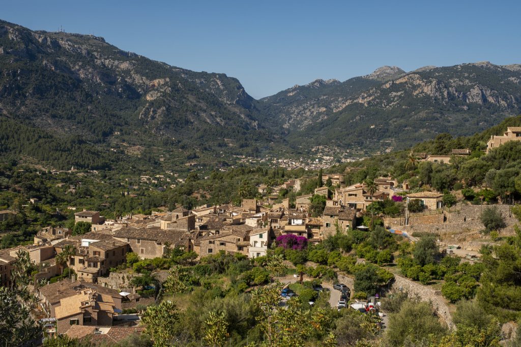 Panoramablick auf das Dorf Fornalutx, umgeben von Bergen und grünen Tälern im Tramuntana-Gebirge auf Mallorca.