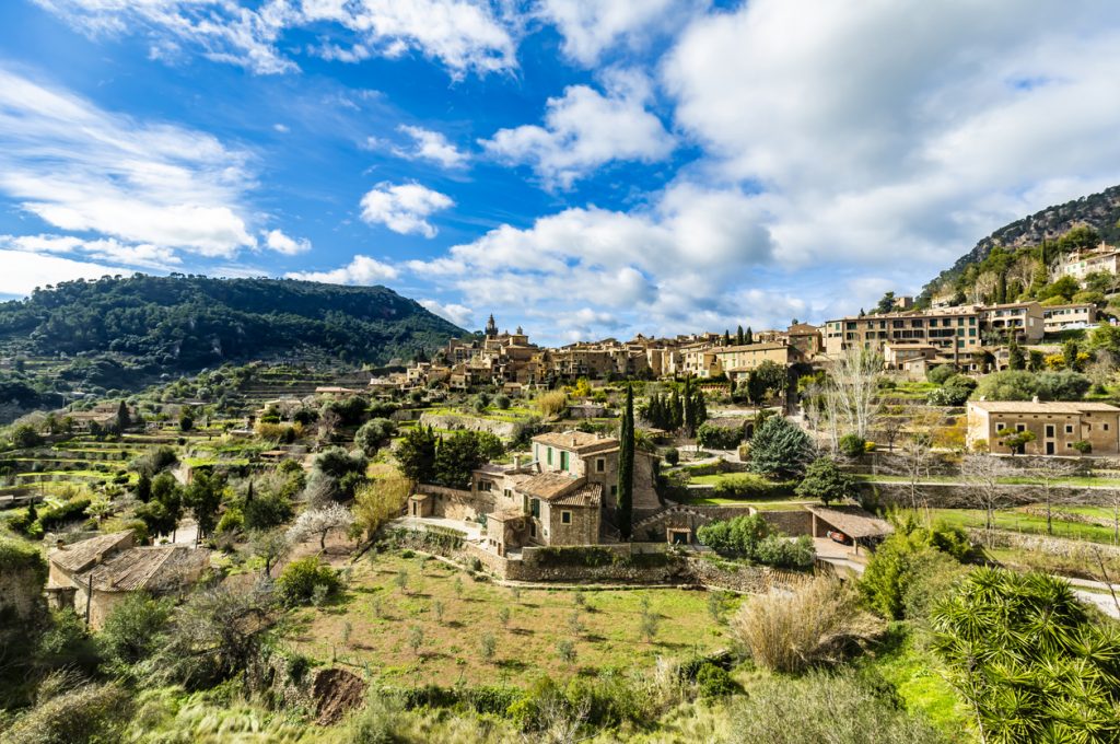 Traditionelle Steinhäuser und Terrassenfelder im malerischen Dorf Valldemossa auf Mallorca.