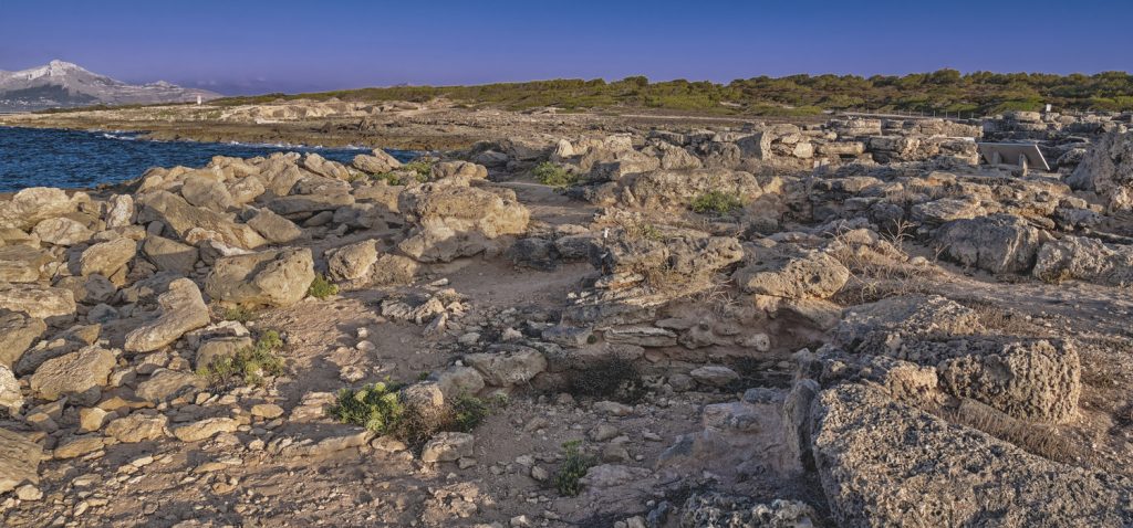 Archäologische Ausgrabungsstätte im Naturpark Llevant auf Mallorca mit Felsen, Küstenlandschaft und Blick auf das Meer.