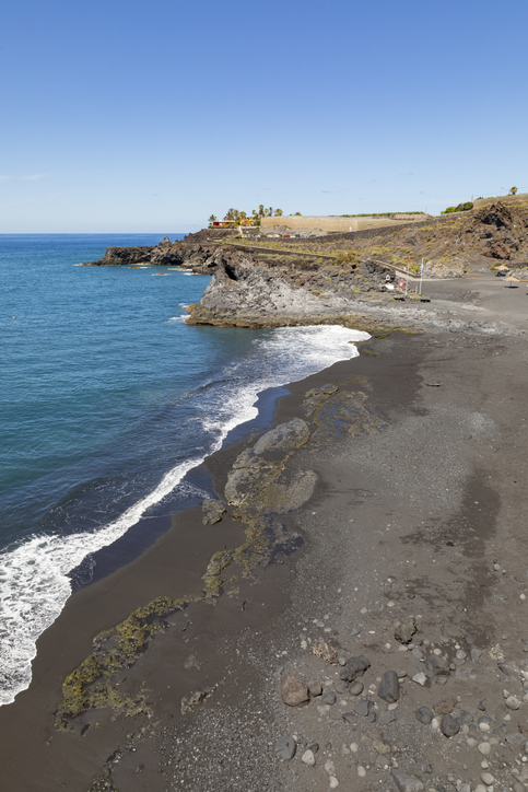 Charco Verde auf La Palma mit schwarzem Sandstrand und türkisfarbenem Atlantik