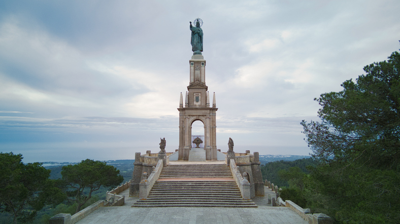 Christusstatue mit Sockel und Treppenaufgang am Klosterberg Sant Salvador auf Mallorca