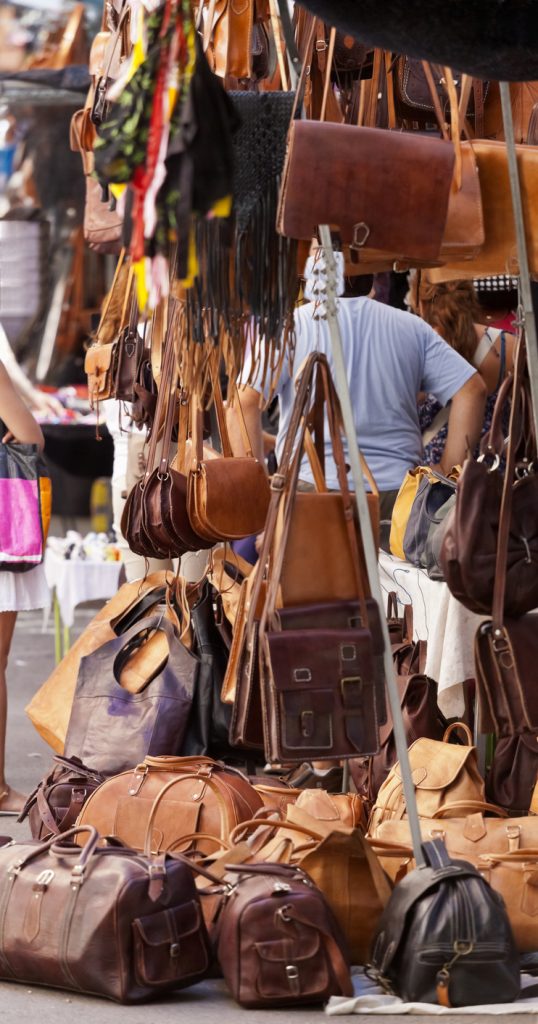 Lederwaren wie Taschen und Reisetaschen auf dem berühmten Wochenmarkt in Inca, Mallorca.