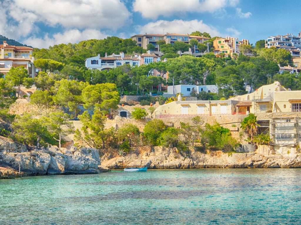 Terrassenförmig angelegte Häuser und Apartments in Cala Fornells auf Mallorca mit Blick aufs Meer